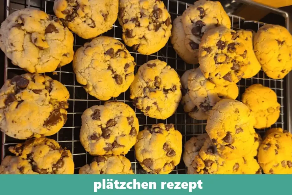 Ein Teller mit frisch gebackenen, goldbraunen Plätzchen, dekoriert mit Zuckerguss und bunten Streuseln, ideal für die Weihnachtszeit.