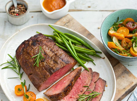 Saftiges Roastbeef mit knuspriger Kruste, serviert auf einem Teller. Chefkoch